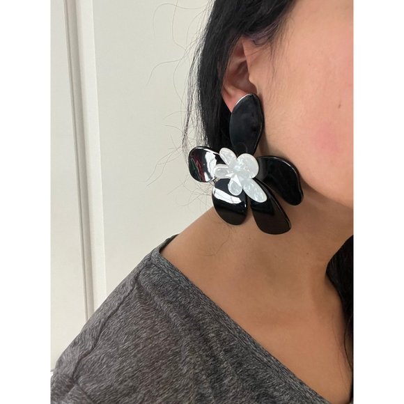 Big Black flower earrings ,black white huge  acrylic earrings , large black - Picture 5 of 6